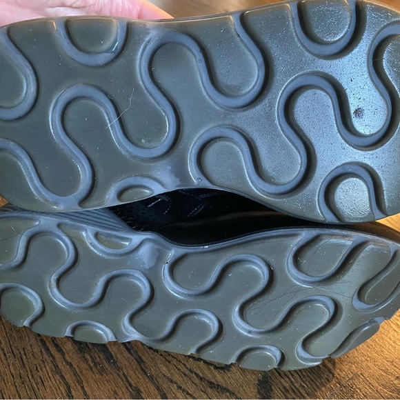 Beautiful 100% authentic sneakers. Excellent like new condition. - Picture 2 of 5